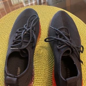 A pair of beautiful Navy Blue tennis shoes worn only 1 time. Comfortable and sty